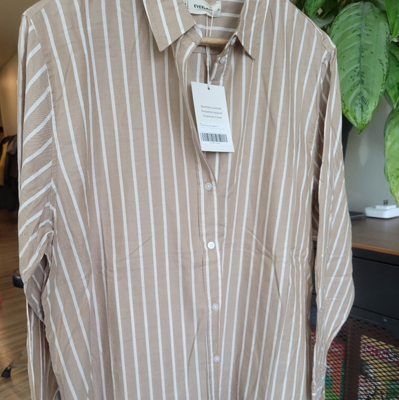 Everlane Must Have Shirt in Silky Cotton. Size 14 - Picture 6 of 10